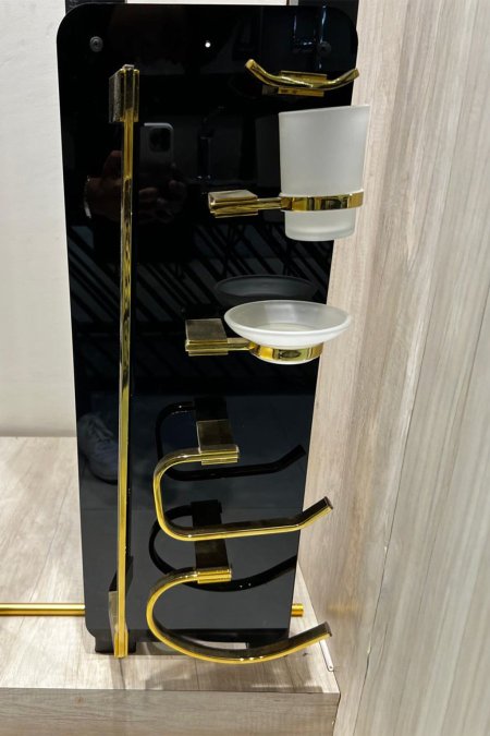 طقم إكسسوارات حمّام جداري ذهبي